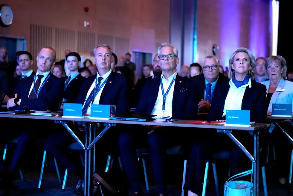 Frps landsmøte startet på Gardermoen fredag ettermiddag. Her er partileder Sylvi Listhaug sammen med FpU-leder Simen Velle (t.v.), Terje Søviknes og Hans Andreas Limi på plass.