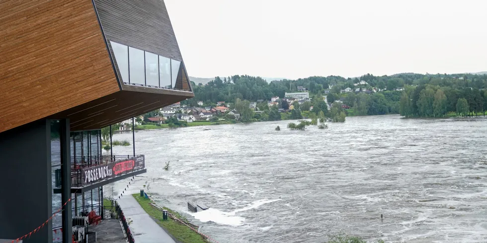 Ved Hønefoss er flere hundre mennesker evakuert fra boligen sine. Spenningen nå er om Drammen lengre nede i vassdraget vil bli oversvømt.