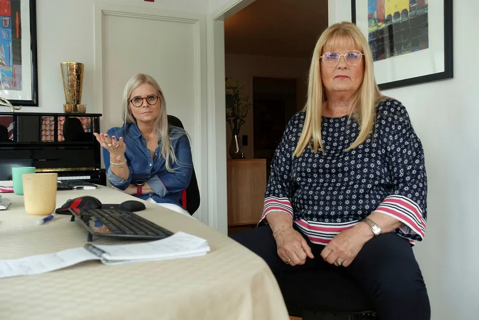 Sissel Nordhagen (t.h.) hos turoperatøren Norsk Tur i Kristiansand synes det er helt utrolig at det aller meste av støtten til reisearrangørene fortsatt står på konto hos Innovasjon Norge. Til venstre datteren Stina Iglebæk.