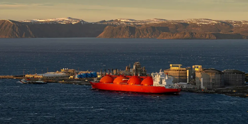 Gassprisene faller i Europa. Det er en god anledning for å fylle opp gasslagrene. Bildet viser et skip som laster flytende naturgass (LNG) fra Melkøya.