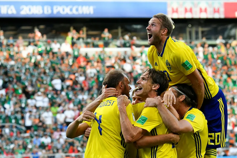 Andreas Granqvist (til venstre) jubler med lagkameratene etter Sveriges brakseier mot Mexico i fotball-VM onsdag. Foto: Martin Meissner