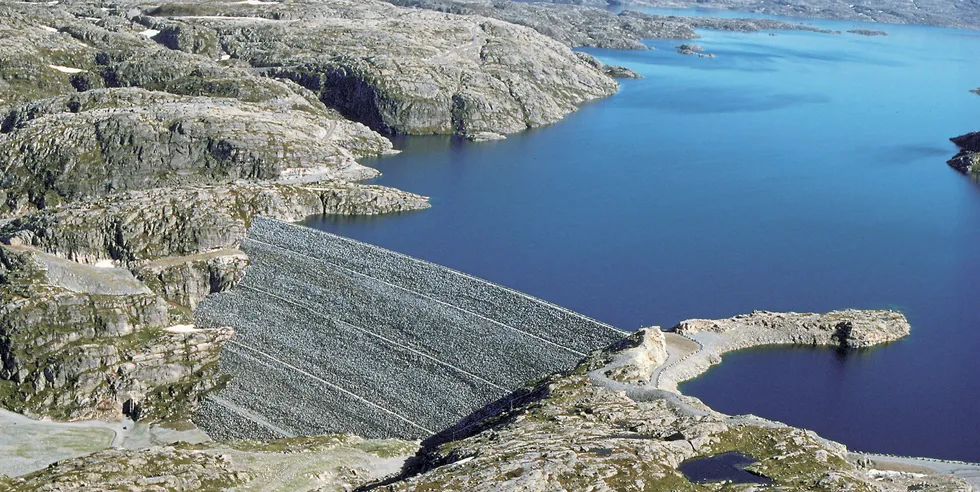 Bør det komme nye krav til minstevannstand i vannmagasinene, noe som vil redusere tilgjengelig vannkraft? Det mener SV og Rødt er en god idé.