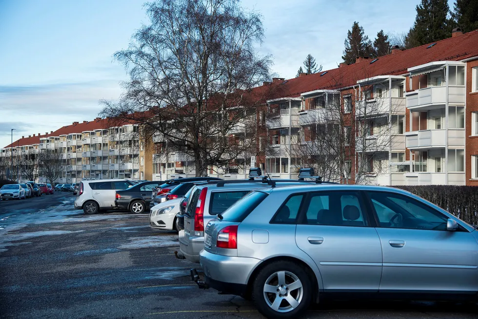 Dersom låntager misligholder gjelden, øker den raskt gjennom ulike typer gebyrer og økte renter. Dermed kan låntager ende opp med å betale mer enn det opprinnelige lånebeløpet, men likevel ikke greie å betale hele sin gjeld inkludert renter. Etter hvert kan kreditor henvende seg til namsmannen og sikre pant i låntagers eiendeler (som bolig og bil), eller få et vedtak om lønnstrekk.