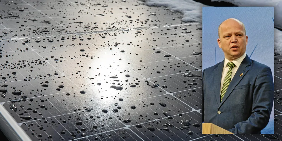 . Solcellepanel og Trygve Slagsvold Vedum.