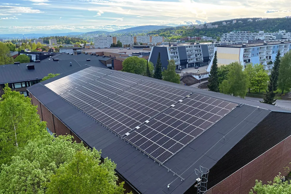 Eieren av dette solcelle-anlegget på Stovner kan se langt etter nettoavregning. Kompliserende, mener Elhub. For dyrt, mener RME.