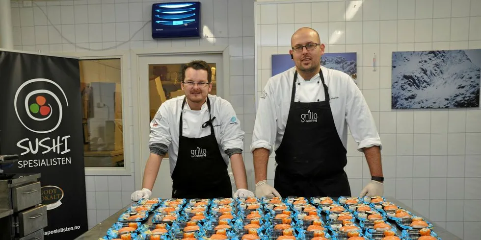MER SJØMAT: Sushispesialisten Tore Willassen og kjøkkensjef Tore Lagesen med noe av dagens sushiproduksjon. Målet til sjømatnæringen og myndighetene er å øke sjømatforbruket.Foto: Tommy Hansen