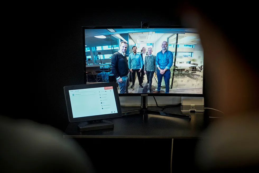 Huddlys kamera fanger en vinkel på 150 grader, og med kunstig intelligens skal de forstå hva som skjer og zoome inn på menneskene. Fra høyre: Administrerende direktør i Huddly, Jonas Rinde, Epigram-gründer Olav Djupvik, finansdirektør i Huddly Øystein Drageset, Epigram-gründer Bendik Kvamstad og utviklingssjef i Huddly Vegard Hammer.