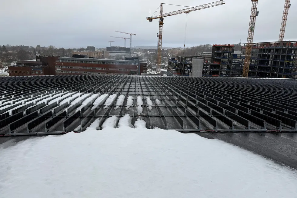 De vertikale solcellepanelene på Ullevaal stadion i Oslo produserte bra februar. Kombinert med høye strømpriser ga det tilsvarende lønnsomhet som konvensjonelle solkraftprodusenter kan regne med om sommeren.