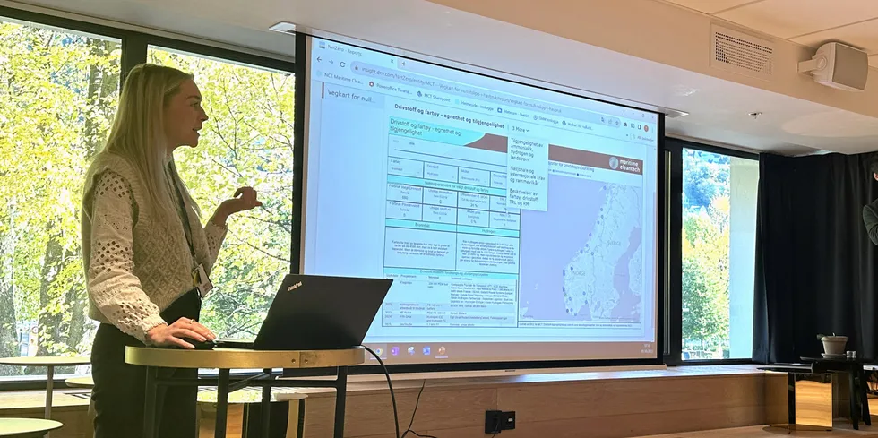 NCE Maritime Cleantech inviterte til konferanse om mulighetene for å få en grønn havbruksflåte i fremtiden. Prosjektkoordinator Tonje Hovland viser frem klyngens nye verktøy.