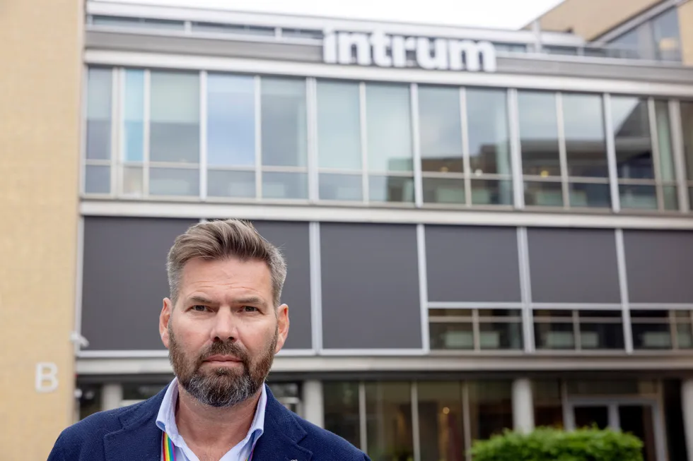 Kursene på inkassoselskapet Intrums 2026-obligasjoner har falt med nesten en tredjedel i år, ifølge skribenten. Bildet: Administrerende direktør Steinar Nielsen i Intrum as.