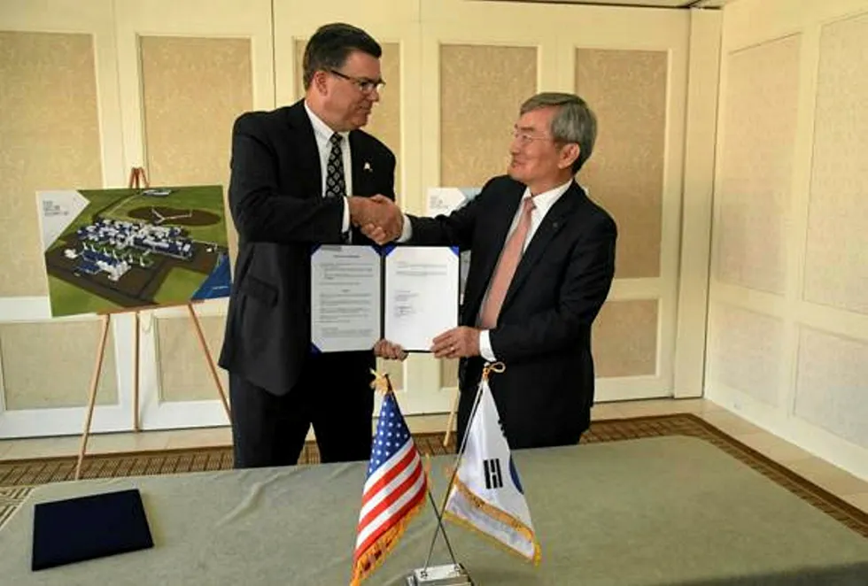 Memorandum of Understanding: Alaska Gasline Development Corporation president Keith Meyer (left) and Kogas CEO Seung-hoon Lee shake hands