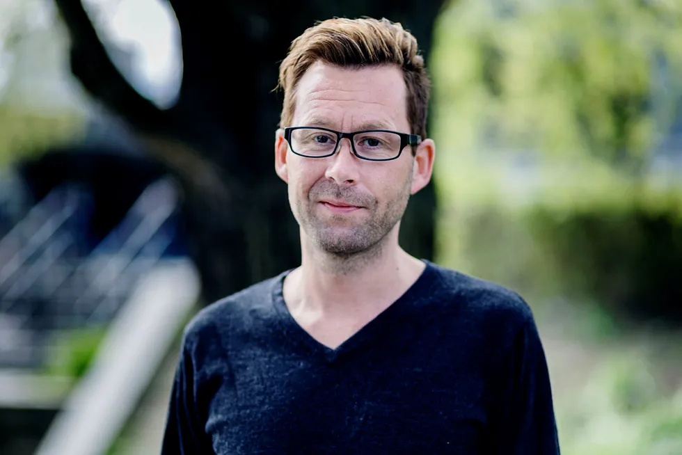Forbundssekretær Clas Delp i Fellesforbundet er ikke overrasket over at lønnskostnader og driftsmarginen faller i restaurantbransjen.