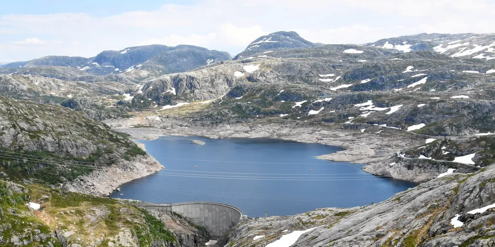 I 2021 kom det 122,8 TWh tilsig. Det er 10,6 TWh mindre enn den offisielle normalen, men det er likevel hele 17,8 TWh mer enn det som defineres som et tørrår. Bildet viser magasin på fjellet innenfor Lysebotn.