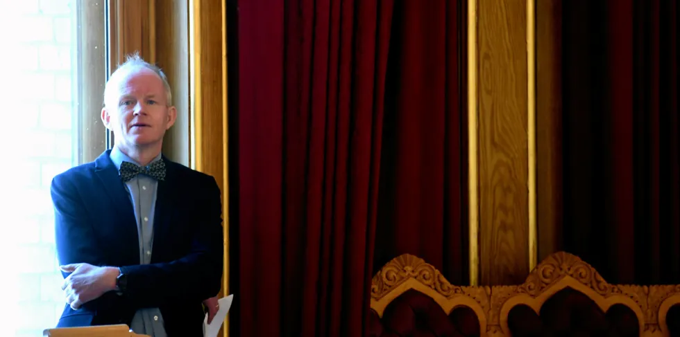 Lars Haltbrekken (SV) må konstatere at regjeringspartiene og Frp avviste SV-forslagene om sterkere vern av naturen i den nye vindkraftpolitikken.