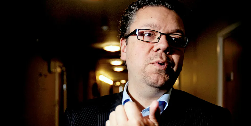 Ulf Leirstein slår til igjen, denne gangen med et spørsmål om nettleie og strømpris.
