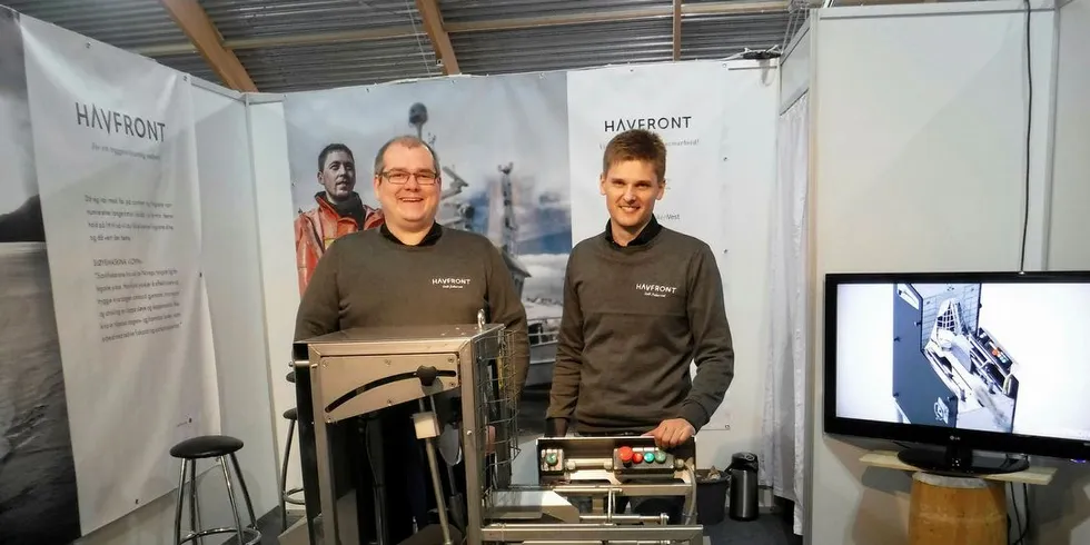 Marius Strømmen (t.v.) og Oddbjørn Gudmundsen i Havfront med sløyemaskinen som kan bli en liten revolusjon for skånsom behandling av fisk under sløying. Foto: Havfront