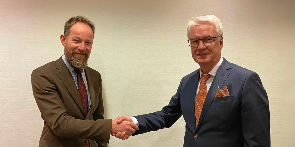Rejlers-sjef Thomas Pettersen (til venstre) og styreleder Stein Ola Bergheim i Smarthub besegler avtalen med et håndtrykk.