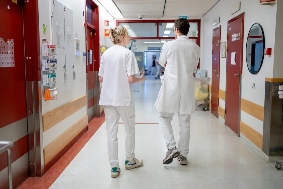 Legemangelen er prekær mange steder. Det kan være lurt å holde legene som vil og kan så lenge som mulig i arbeidslivet.
