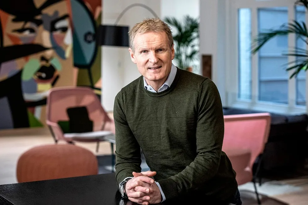 Blid på dette bildet, men Klarkraft-sjef Haakon Dyrnes legger ikke fingrene mellom i sitt innspill om Norgespris. – Spekulativt og populistisk, skriver han.