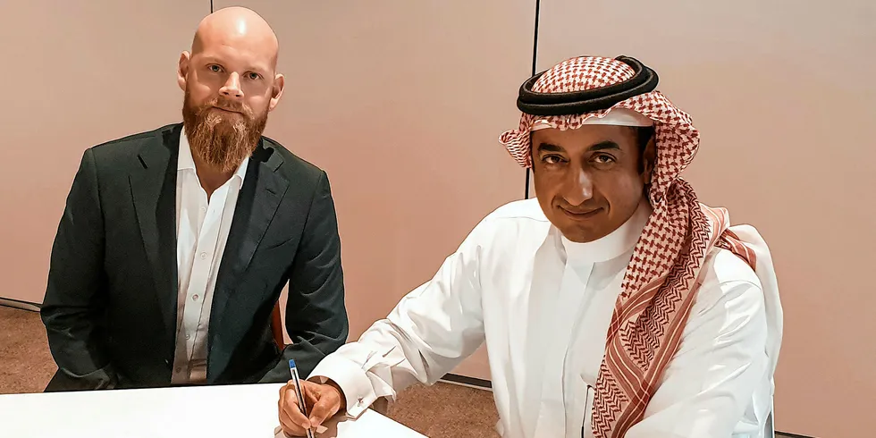 Administrerende direktør i Vikings Label Lukas Havn signerer avtale med selskapets første investor Hani Alsaleh.