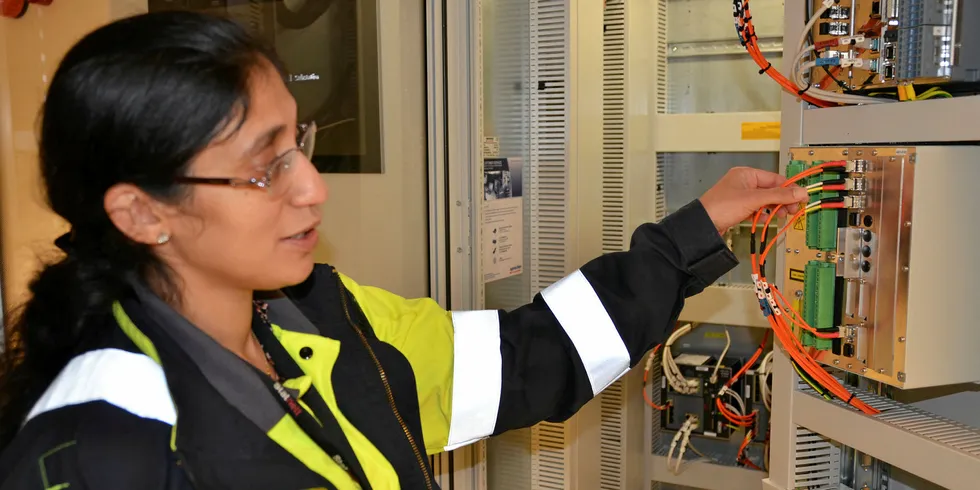 Digital stasjon. Økt digitalisering er en av de sterkeste driverne i energinettene. Her teknisk ansvarlig Nargis Hurzuk ved Statnetts digitale stasjon på Furuset.