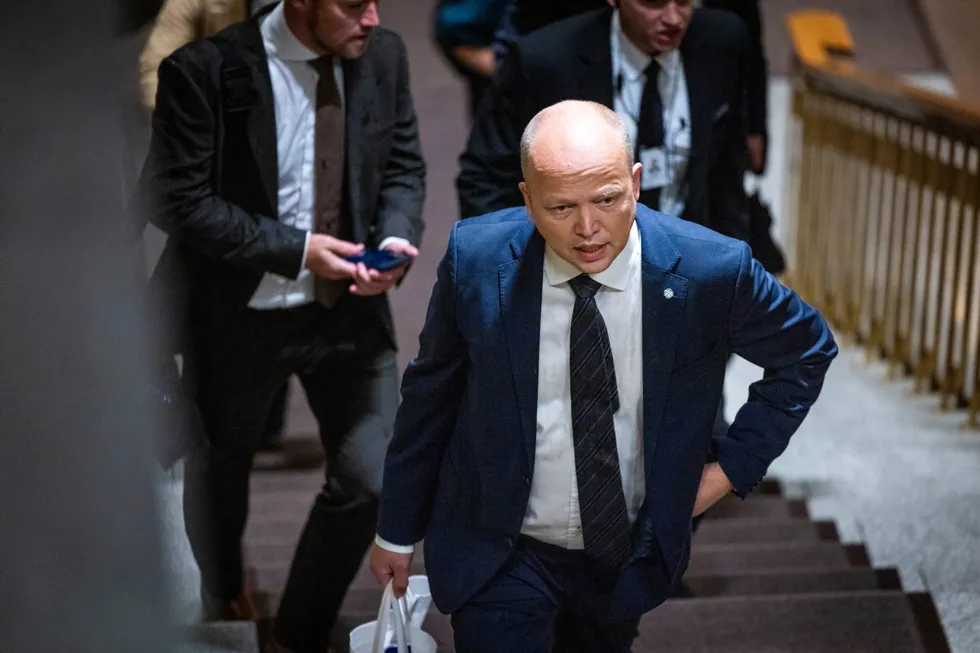 Finansminister Trygve Slagsvold Vedum delte ut kaffe til journalister før han fredag la frem statsbudsjettet for 2024.