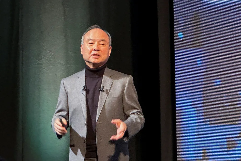 SoftBanks konsernsjef Masayoshi Son gikk på store tap på teknologi- og oppstartsselskaper. Nå har han gjort et nytt comeback og forbereder massive investeringer i kunstig intelligens. Her fra SoftBank World 2023-konferansen i Tokyo i oktover 2023.