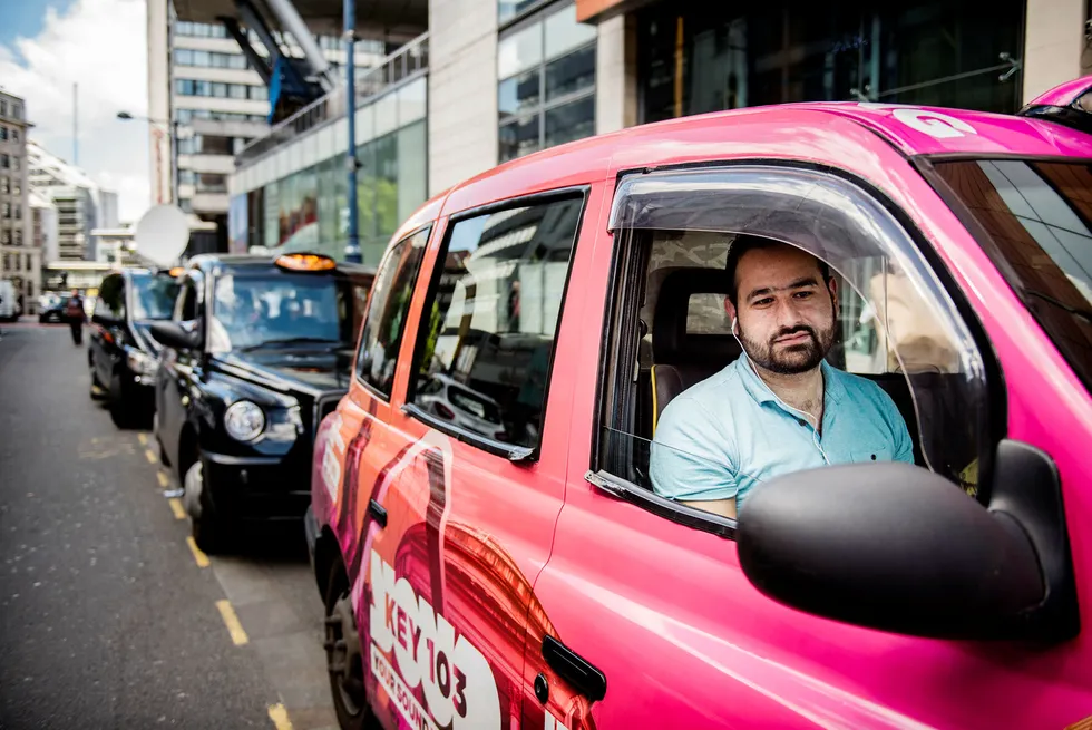 Taxisjåfør Muhammad Ayaz Khan kjørte flere ungdommer fra konserten etter at bomben gikk av mandag kveld. Han har nettopp vasket bilen for blod. Natt til tirsdag drepte en selvmordsbomber mange mennesker som var på Ariana Grande-konsert på Manchester Arena. Foto: Fartein Rudjord