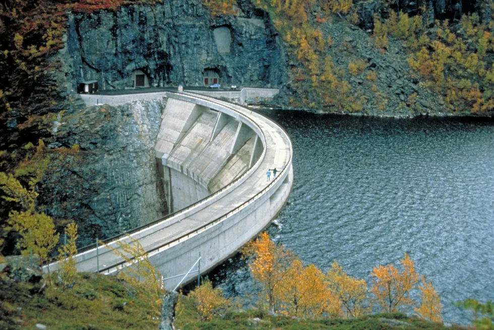 Kraftprodusentene i nord har nå de laveste prisene noen sinne for denne tiden av året. Denne uken har spotprisen vært på under 3 øre/kWh. Illustrasjonsfoto fra Alta kraftverk.