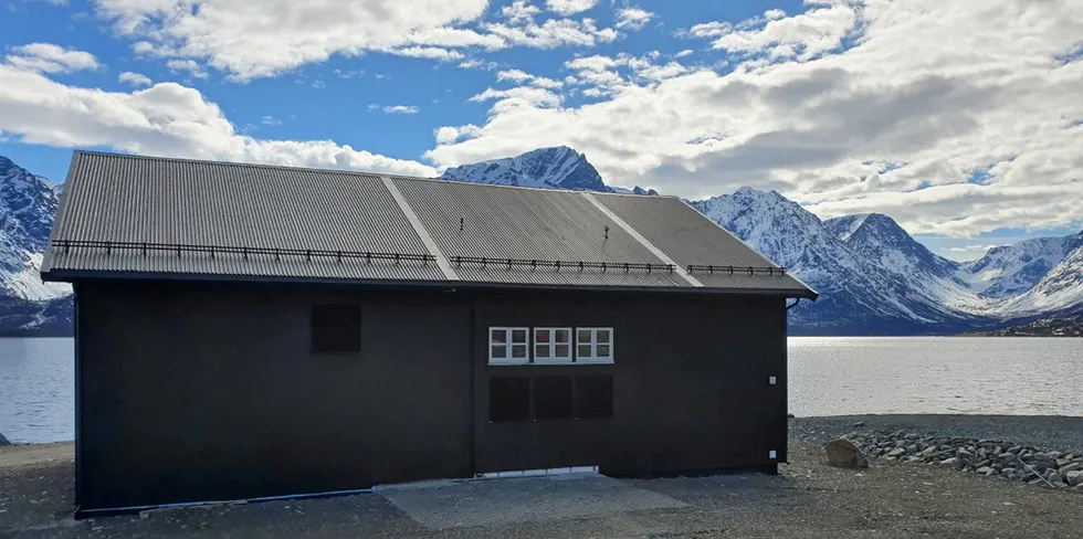 Ritaelva småkraftverk i Tromsø er klar til produksjon. Småkraftgiganten Småkraft har tro på høyere strømpriser i Nord-Norge framover.