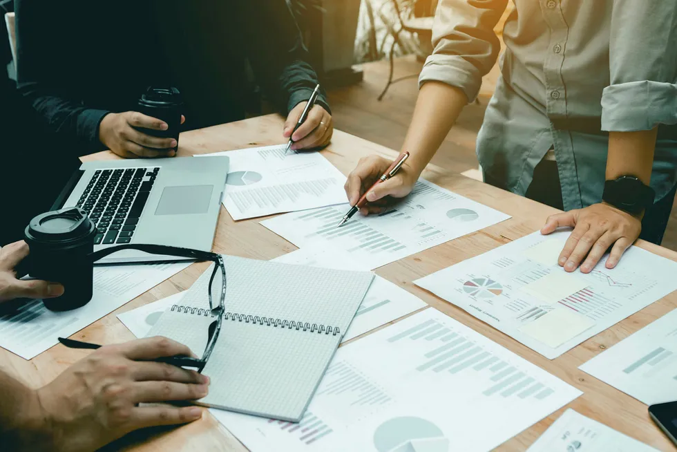 – Jo, en del av arbeidsoppgavene våre automatiseres, blant annet av såkalte regnskapsroboter. Men det har så absolutt ikke tatt oss på senga, skriver artikkelforfatteren. Foto: Istock/Getty Images