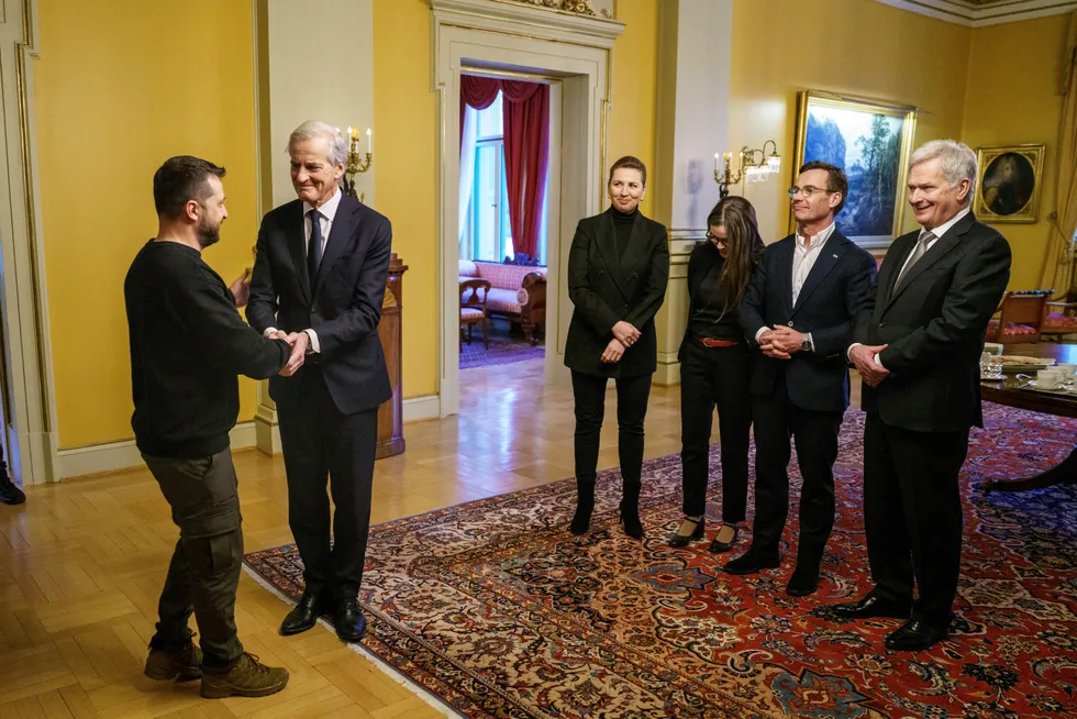 Ukrainas president Volodymyr Zelenskyj tas imot av statsminister Jonas Gahr Støre (Ap) ved regjeringens representasjonsbolig onsdag morgen. Her møtte han «the nordic five»: Statsministrene fra Finland, Island, Sverige og Danmark deltar på møtet.