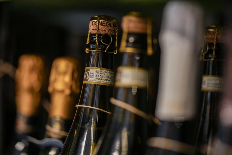 Amerikanske importører fyller opp lagrene med italiensk prosecco før en mulig straffetoll rammer EU. Her fra en butikkhylle i Roma.