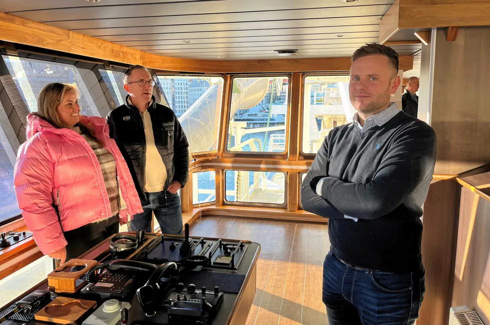 Skipper Christer Sandtorv, t.h. og til venstre Marita Liseth.