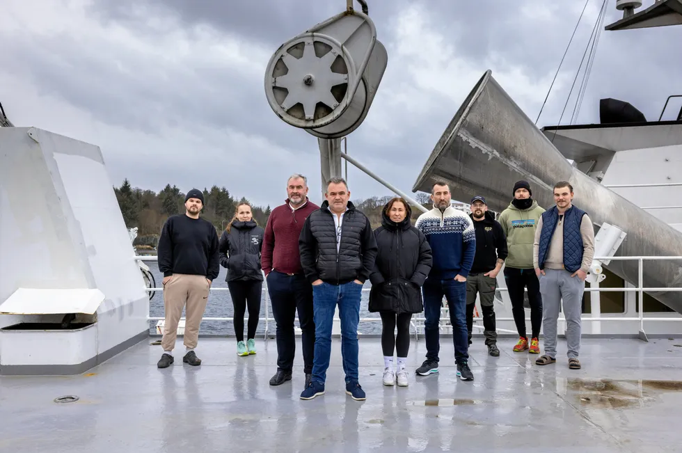 Tarangerfamilien samlet ombord krabbebåten «Vestland Arctic». I midten søsknene Ivar, Harald, Siren og Nils André Taranger. Bak fra venstre er Sondre, Mari, Simon, Simen og Sander.