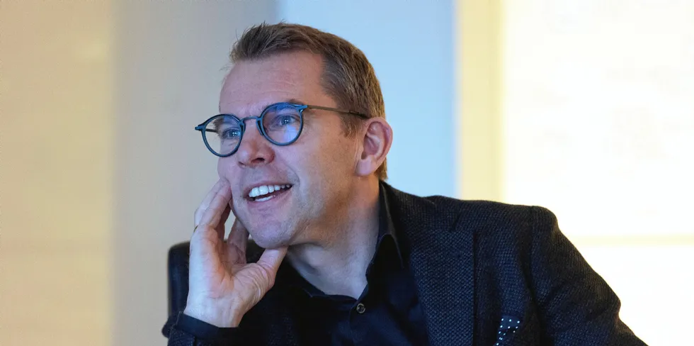 Steffen Syvertsen, konsernsjef i Å Energi, frigjør flere hundre millioner kroner i Tyskland for å kunne investere i nett og kraftproduksjon i Norge. Batterier er likevel fortsatt viktig for Å Energi. – Det er ikke mulig å være en stor aktør i energiomstillingen uten en stor satsning på lagring og optimalisering av energitjenester, mener Syvertsen.