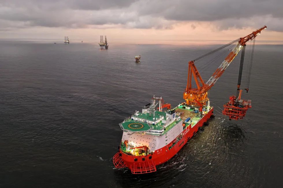 Vessel Chuangli installs topsides for the Nene Wellhead Platform 1 for Eni’s Congo LNG project.