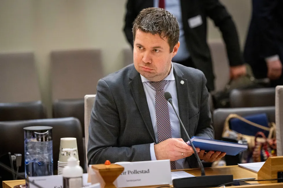 Geir Pollestad (Sp) har vært saksordfører for Stortingets behandling om grunnrenteskatt i havbruksnæringen. Her avbildet da finanskomiteen holdt høring om saken.
