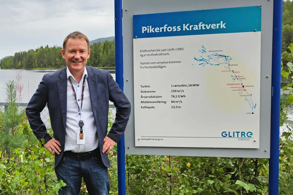 Marius Hauki leder Å Energis seksjon for digitalisering og systemutvikling. Han mener det har mange fordeler å utvikle egne løsninger. Her ved Pikerfoss kraftverk, der Å Energi bruker termiske kameraer for å oppdage feil.