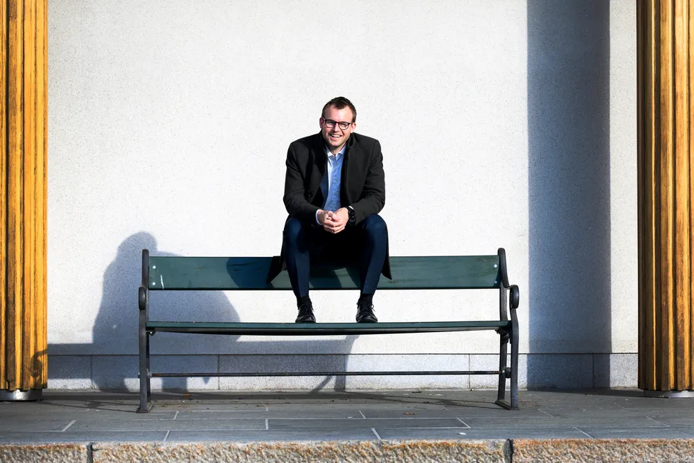 KrF-leder Kjell Ingolf Ropstad må få KrF-velgere ned fra gjerde og hente KrF-velgere hjem fra Senterpartiet skal han unngå å bli den første KrF-lederen i moderne tid som får partiet under sperregrensen.