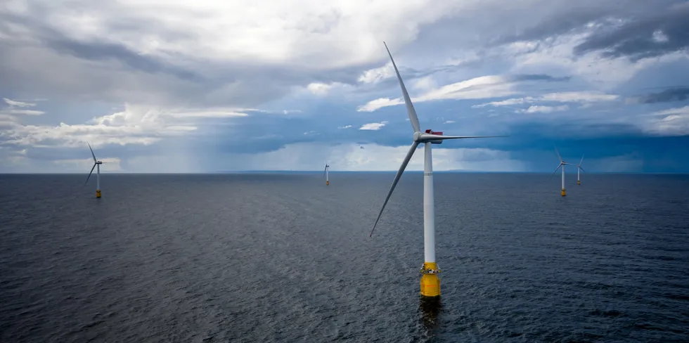 En ny rapport viser at å bygge opp industrien rundt flytende havvind kan bli lønnsomt for Norge. Her fra Equinors Hywind Buchan vindmølleanlegg utenfor Skottland.