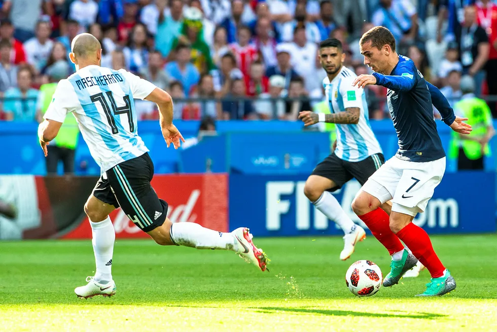Viasat-kunder sto i fare for å miste tilgangen til TV 2-kanaler og attraksjoner som fotball VM, men nå er partene blitt enige om en ny avtale. Avbildet er Antoine Griezmann (t.h.) og Javier Mascherano i VM-kampen mellom Frankrike og Argentina på Kazan Arena, der førstnevnte vant og gikk videre til kvartfinale. Foto: Svein Ove Ekornesvåg / NTB scanpix