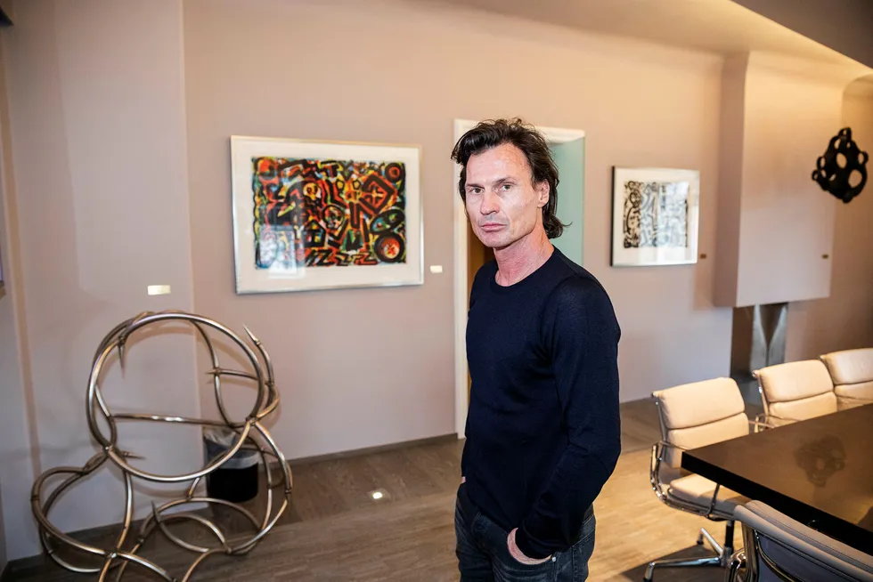 Petter Stordalen kjemper sitt livs kamp for å komme gjennom koronakrisen, og har solgt unna en rekke aksjer.