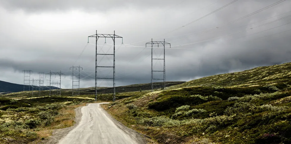 Norge, Reinheimen, 24.08.2016. Kraftlinjer, kraft, kraftmaster, strøm, høyspent, elektrisitet, fjell. Foto: Per Thrana . Kraftlinjer.