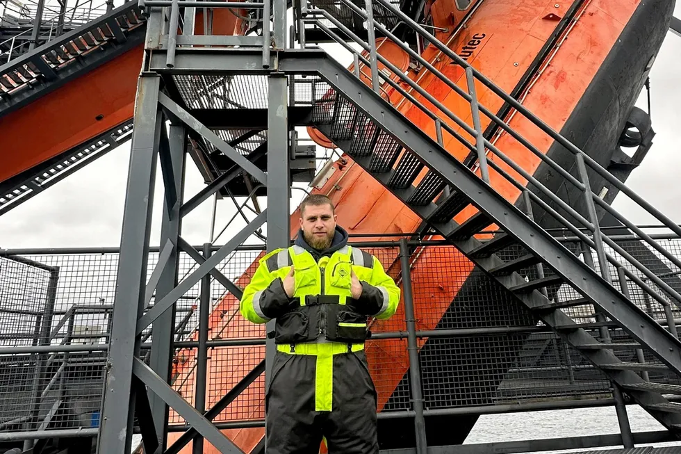 Viktor har fått seg jobb på ferje. Her fra sitt første sikkerhetsskurs i Norge.