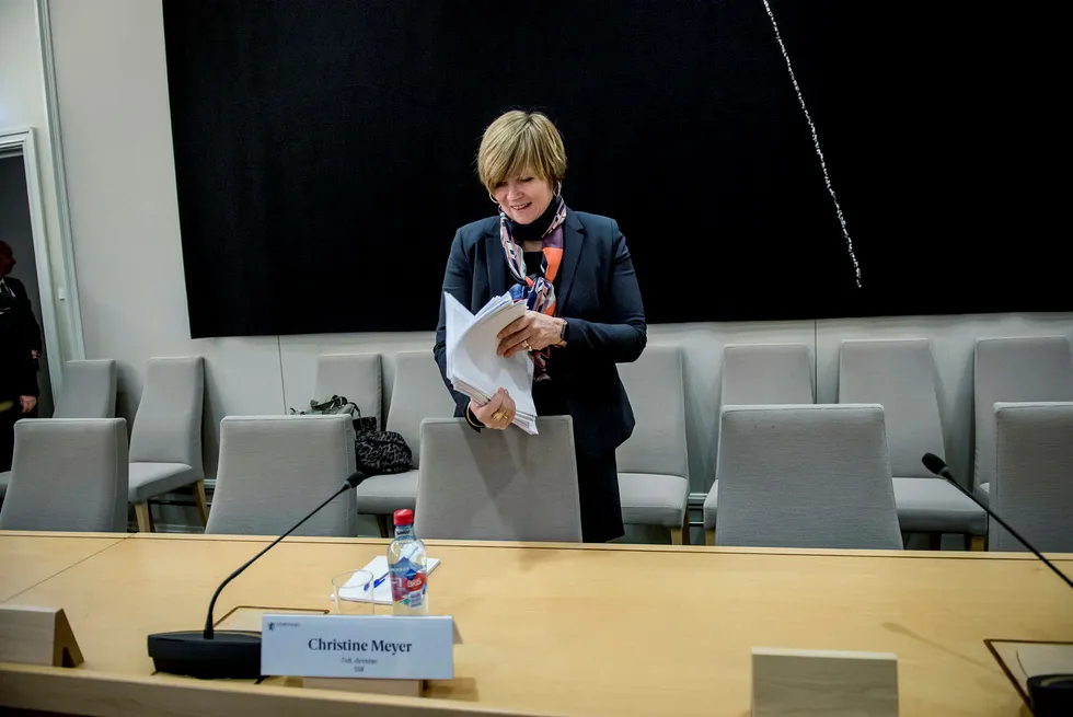 Christine Meyer hadde med seg en bunke dokumenter på stortingshøringen i januar, men innsyn i notater fra møter hun selv var til stede på, har hun ennå ikke fått. Foto: Gorm K. Gaare