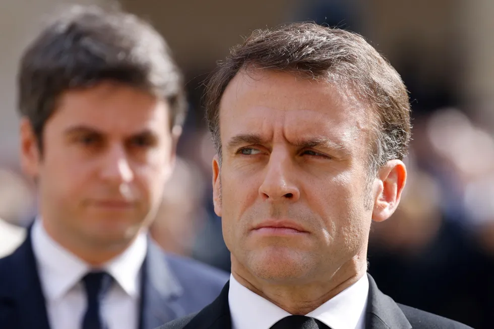 Statsminister Gabriel Attal (til venstre) og president Emmanuel Macron. Til tross for at Attal har bedt om å få trekke seg, har Macron bedt ham bli sittende inntil videre.