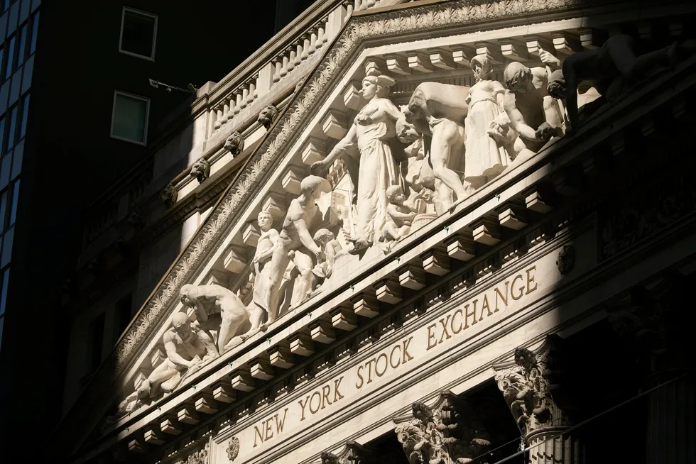 Wall Street åpner blandet.