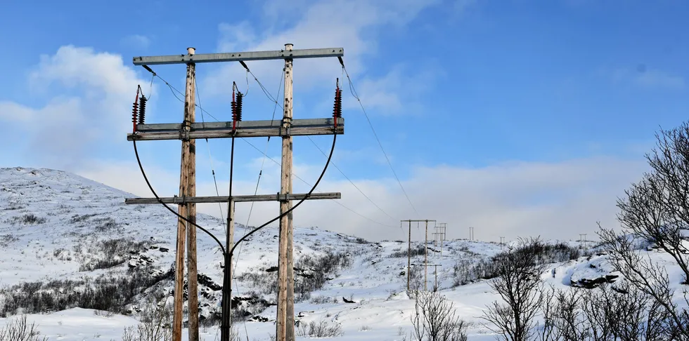 Nord i landet faller spotprisen helt ned til 4 øre/kWh i løpet av lørdagen.