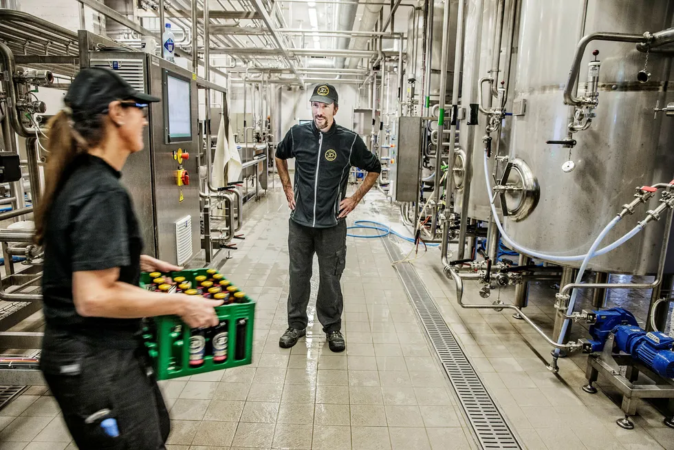 Bryggerimester Wolfgang Lindell er hentet inn fra Carlsberg til Trondheim for å utvikle nye øltyper og å styrke posisjonen innen craft-segmentet. Her sammen med ølkassebærer Bente Otnes. Alle foto: Øyvind Nordahl Næss